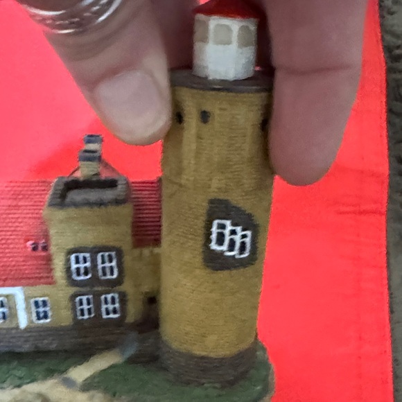 Miniature Lighthouse and Cottage Decor - Picture 6 of 7